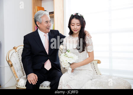 Padre amorevole incoraggiando la sua triste figlia a sposare Foto Stock