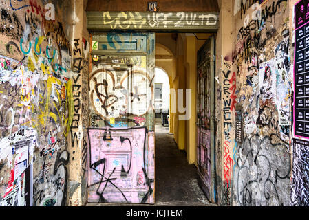 Street Art graffiti sulla porta di legno e muro di Berlino Germania Foto Stock