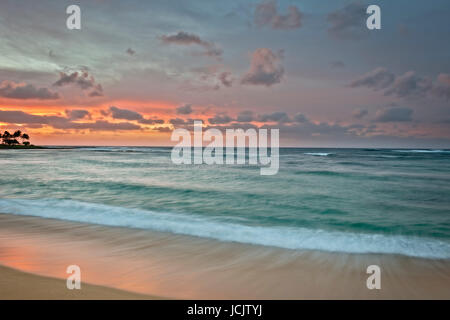 Sunrise bellezza lungo la riva sud presso Poipu Beach sul Hawaii Isola di Kauai. Foto Stock