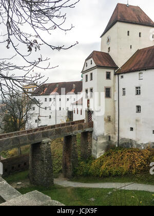 Veste Oberhaus è una fortezza vecchia di Passau, che è una cittadina della Bassa Baviera, Germania. Questa fortezza si trova sulla cima di una collina che domina la città di Pas Foto Stock