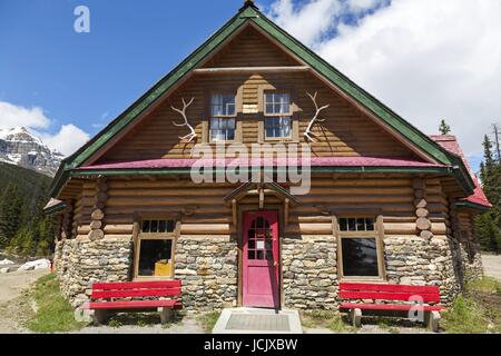 Storico Num-ti-Jah Mountain Lodge Trading Post facciata facciata esterna Vista frontale su Icefields Parkway Banff National Park Montagne Rocciose Alberta Canada Foto Stock