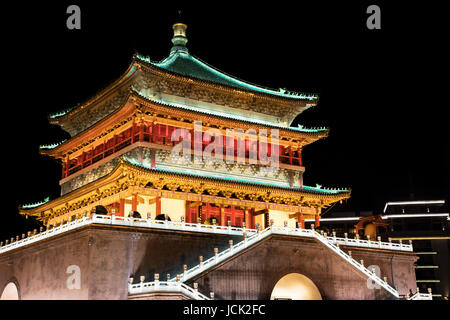 La torre campanaria di Xi'an, situato nel cuore del centro cittadino di Xi'an è stata eretta nel 1384 durante la prima dinastia Ming. Provincia di Shaanxi della Cina Foto Stock