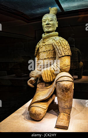 Il famoso inginocchiato Archer dissotterrato nella fossa 2 dell'Esercito di Terracotta. Complessivamente 160 inginocchiato arcieri sono stati trovati nella fossa 2. Xian, provincia di Shaanxi, Ch Foto Stock