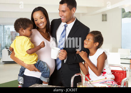 Padre lasciando Family Colazione di lavoro Foto Stock