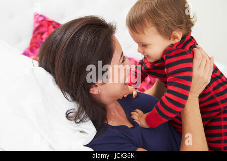 La madre e il Bambino giacente a letto insieme Foto Stock