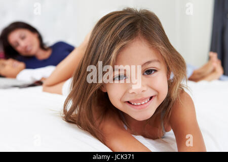 Madre e bambini relax nel letto pigiami da indossare Foto Stock
