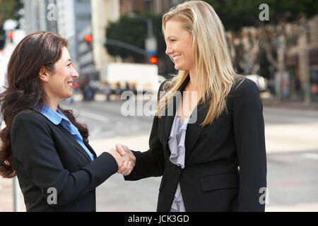 Due imprenditrici stringe la mano al di fuori ufficio Foto Stock