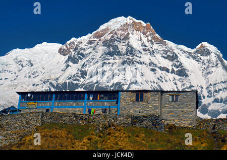 Neve paesaggio di montagna in Himalaya. Lodge in Annapurna Base Camp. Foto Stock