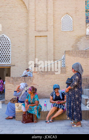 Samarcanda, Uzbekistan - 28 agosto: donna seduta sulle scale di fronte Shah i Zinda mausoleo a Samarcanda. Agosto 2016 Foto Stock