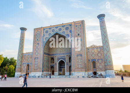 Samarcanda, Uzbekistan - 28 agosto: Ulugh Beg madrasah del Registan nel sole pomeridiano con persone di fronte ad esso. Samarcanda, Agosto 2016 Foto Stock