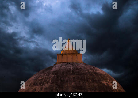 Stupa tempio con le tempeste Foto Stock