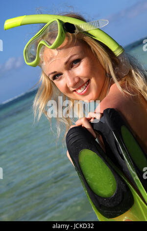 Donna sorridente che indossa lo snorkeling outfit Foto Stock