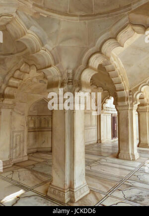 Interno di Nagina Masjid (Gem Moschea) in Agra Fort, Uttar Pradesh, India. È stato costruito in 1635 da Shah Jahan per le donne del suo harem e reso ent Foto Stock