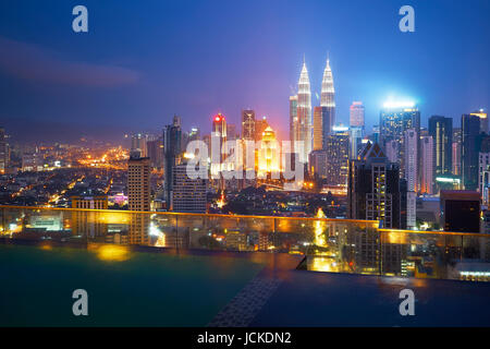 Dopo la notte piovosa, nella parte superiore del tetto della piscina con splendida vista dello skyline della citta' ,Kuala Lumpur, Malesia. Foto Stock