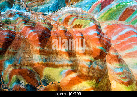 Antenna vista dall'alto in basso su Zhangye Rainbow montagne visualizzazione pattern colorati Foto Stock