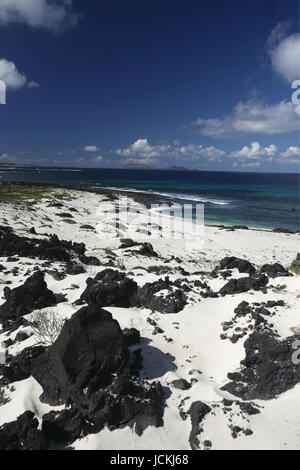 La Spiaggia Bajo de los Sables vicino al villaggio di Playa de la Canteria sull isola di Lanzarote su delle isole Canarie in Spagna nell'Oceano Atlantico. sull'isola di Lanzarote su delle isole Canarie in Spagna nell'Oceano Atlantico. Foto Stock