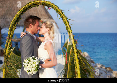 Sposa e lo Sposo Sposarsi in spiaggia cerimonia Foto Stock