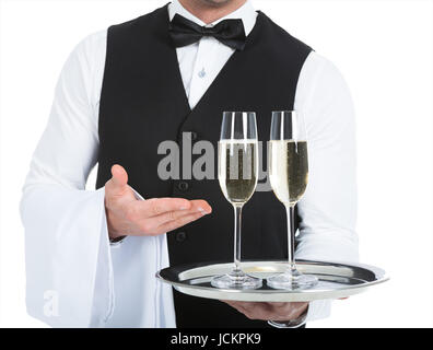 Sezione mediana del cameriere che porta champagne flauti sul vassoio su sfondo bianco Foto Stock