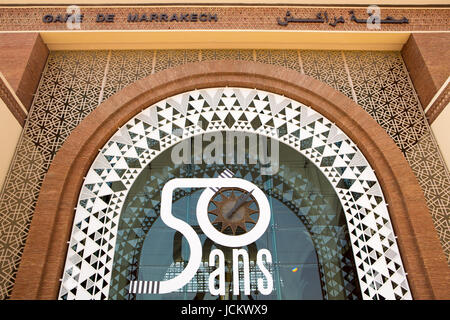 Marrakech, Marocco - 2 settembre: l'ingresso della nuova stazione ferroviaria di Marrakesh. Il paese ha solo poche le ferrovie, il trasporto principale arte è il coach. Con i loro 50 anni di anniversario. Il Marocco 2014 Foto Stock