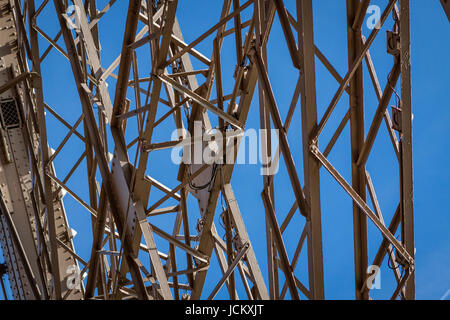 Eiffelturm a Parigi wahrzeichen vor blauem himmel im frühling architektur aussicht Foto Stock