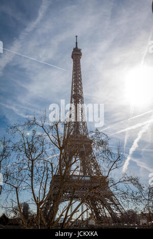 Eiffelturm a Parigi wahrzeichen vor blauem himmel im frühling architektur aussicht Foto Stock