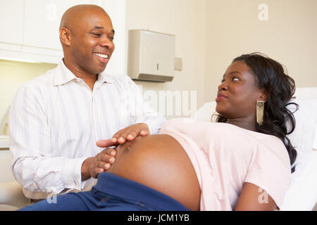 Donna incinta essendo dato Ante Natal controllare dal medico Foto Stock