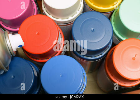 Colorate bombolette di vernice spray Foto stock - Alamy