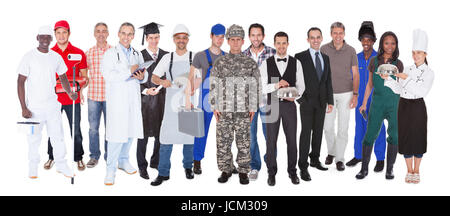 A lunghezza piena di persone con diverse professioni in piedi contro uno sfondo bianco Foto Stock
