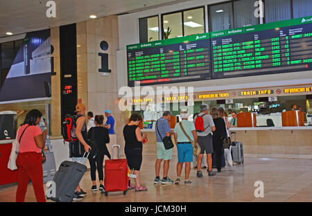 Interno del Barcelo Sants railway station, Barcellona, in Catalogna, Spagna Foto Stock