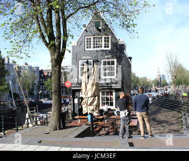 Xvii secolo café De Sluyswacht (Goslerhuisje), Amsterdam, Paesi Bassi, accanto a Sint Antoniesluis serratura tra Zwanenburgwal & Oudeschans canal. Foto Stock