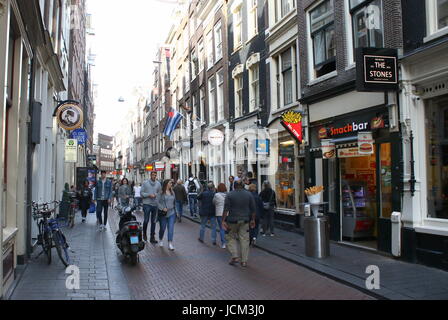 In Warmoesstraat, affollato di turisti, centro di Amsterdam, Paesi Bassi. Foto Stock