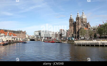 Pedone e bicicletta Ferry Crossing presso il fiume IJ dietro la stazione centrale di Amsterdam, Paesi Bassi. Occhio film museum e un'DAM torre in background Foto Stock