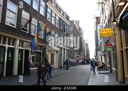 Turisti in area Zeedijk, antico quartiere nautico in Amsterdam, Paesi Bassi. Confinante con il de Wallen quartiere a luci rosse, aka Amsterdam Chinatown Foto Stock