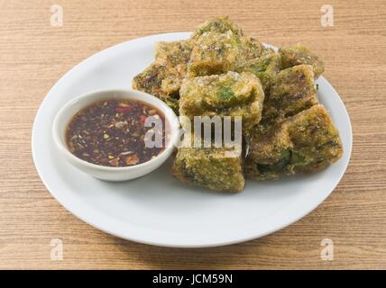 Piastra di fritto cinese Pancake fritto o cotto a vapore gnocco fatto di aglio erba cipollina, farina di riso e farina di Tapioca servita con il piccante salsa di soia. Tradizionale Foto Stock