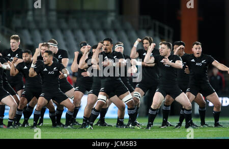 Nuova Zelanda eseguire la Haka prima del giugno International Test match in Eden Park di Auckland. Foto Stock