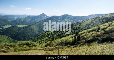 La molla Mala Fatra montagne con maly rozsutec, velky rozsutec stoh e altre colline dal sentiero escursionistico vicino sedlo bublen in Slovacchia con cielo blu Foto Stock