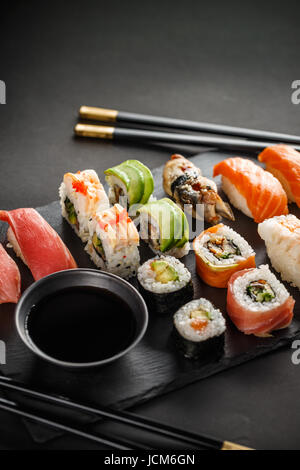 Rotoli di sushi e tempura di gamberi serviti con salsa di soia Foto Stock
