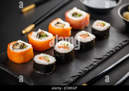 Delizioso sushi rotoli, e il nigiri sushi di Salmone rotoli Foto Stock