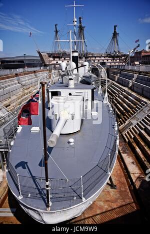 Portsmouth Historic Dockyard Hampshire REGNO UNITO HMS M33 un M29-monitor di classe della Royal Navy costruito nel 1915. Ultimo superstite di Gallipoli. Prima Guerra Mondiale Foto Stock