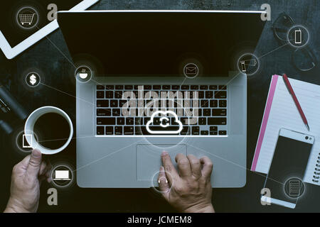 Imprenditore utilizzando laptop con wireless cloud connect Internet icona set , smart business ideale concetto . Foto Stock