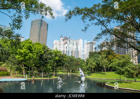 Kuala Lumpur - Giugno 9,2017 : Lago Sinfonia in KLCC Park, che è vicino a Torri Gemelle Petronas, Kuala Lumpur in Malesia. Foto Stock