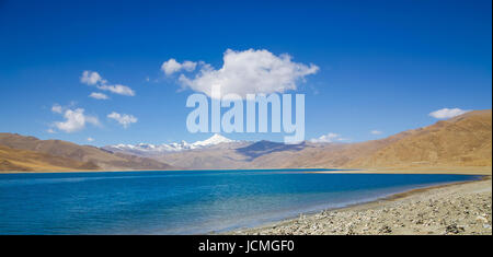 Bel colore azzurro del lago e del paesaggio di montagna in Tibet . Foto Stock