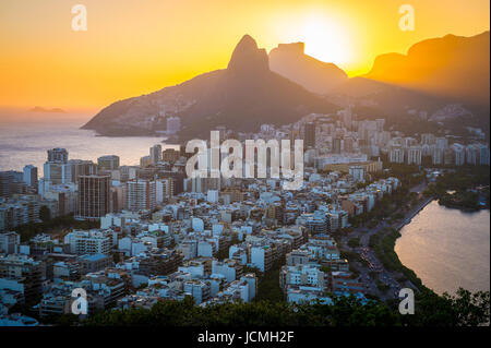 Una drammatica vista dello skyline di Sunset over Ipanema con due fratelli Mountain guardando sopra sia sull'Oceano Atlantico e Rodrigo de Freitas lagoon Foto Stock