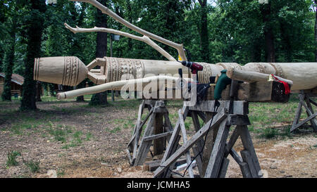 Foresta Bojcin, Serbia - Intaglio fuori un totem da un log Foto Stock