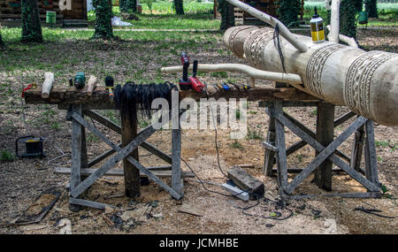 Foresta Bojcin, Serbia - Intaglio fuori un totem da un log Foto Stock