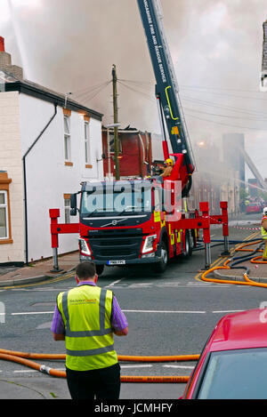 I vigili del fuoco di affrontare una delle principali rischi industriali di incendio in una particolare zona residenziale di Blackpool, Lancashire, Regno Unito Foto Stock