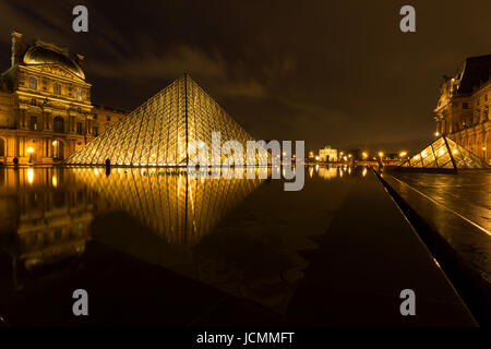 Museo del Louvre di notte, Parigi. Foto Stock