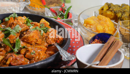 Vista ravvicinata di un delizioso pollo tikka masala con spezie indiane Foto Stock