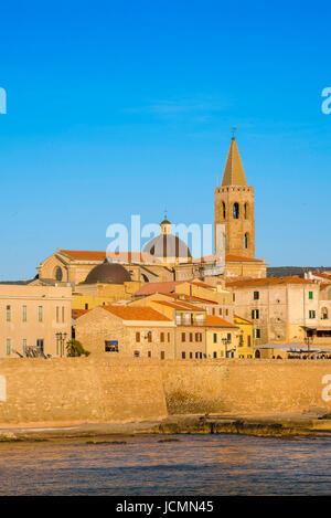 Alghero cityscape, veduta dello skyline e il grande mare muro - o bastioni- lungo il lato occidentale della città di Alghero, estate, Sardegna settentrionale. Foto Stock