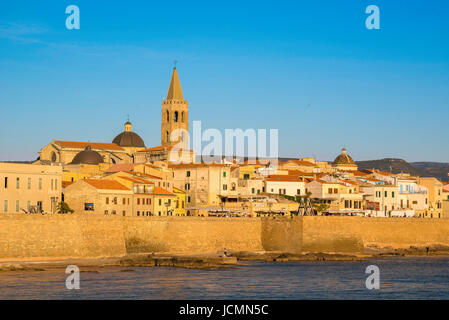 Alghero cityscape, veduta dello skyline e il grande mare muro - o bastioni- lungo il lato occidentale della città di Alghero, estate, Sardegna settentrionale. Foto Stock